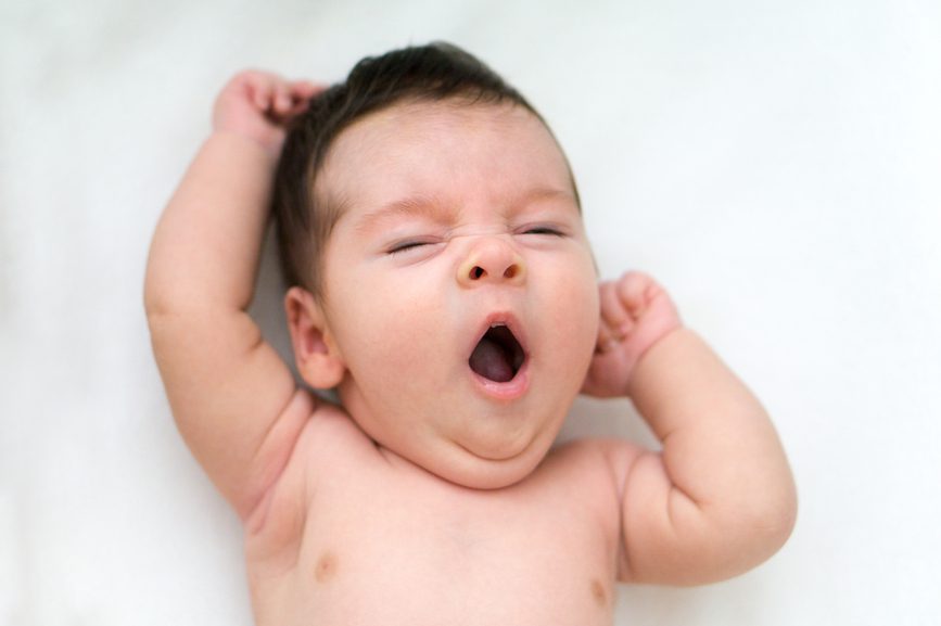 6 Redenen waarom je baby te vroeg wakker wordt